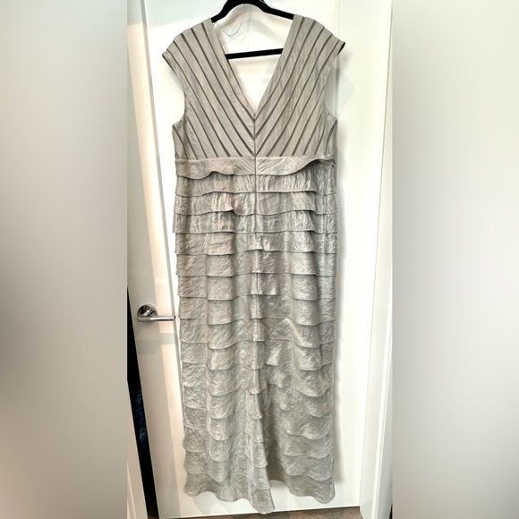 Adrianna Papell Silver Formal Size 18W - Picture 2 of 4